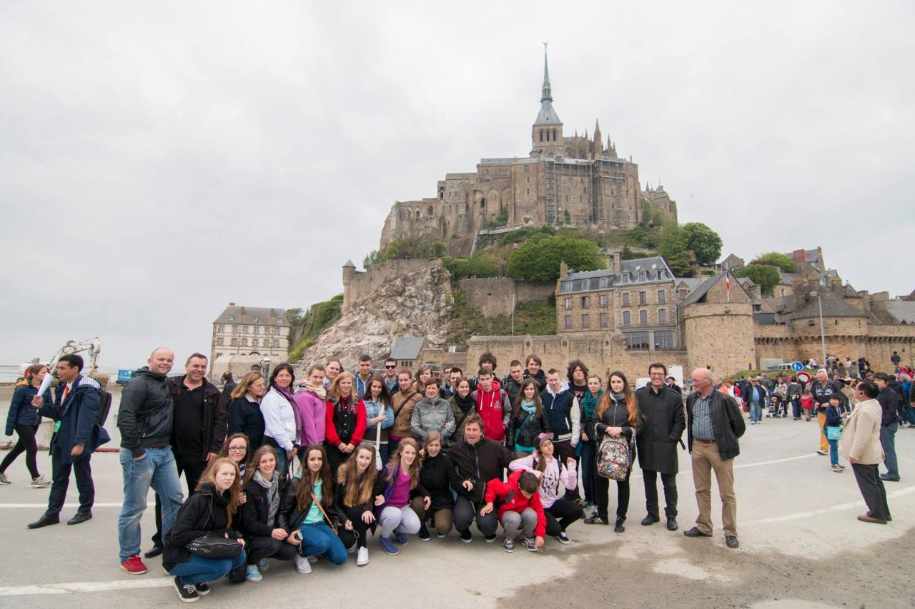 Groupe des participants à l'Europa Festival au Mont St Michel